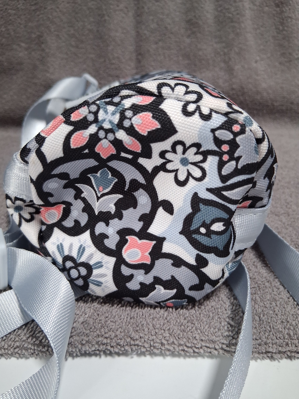 Vera Bradley Silver Gray Floral Tile Crossbody Bottle Bag Insulated New - Picture 7 of 9